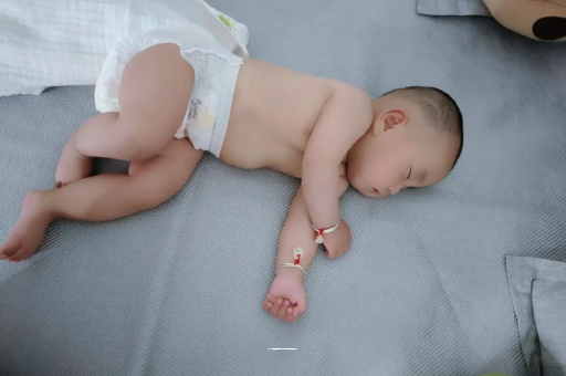 三亚宝宝拍嗝的正确方法